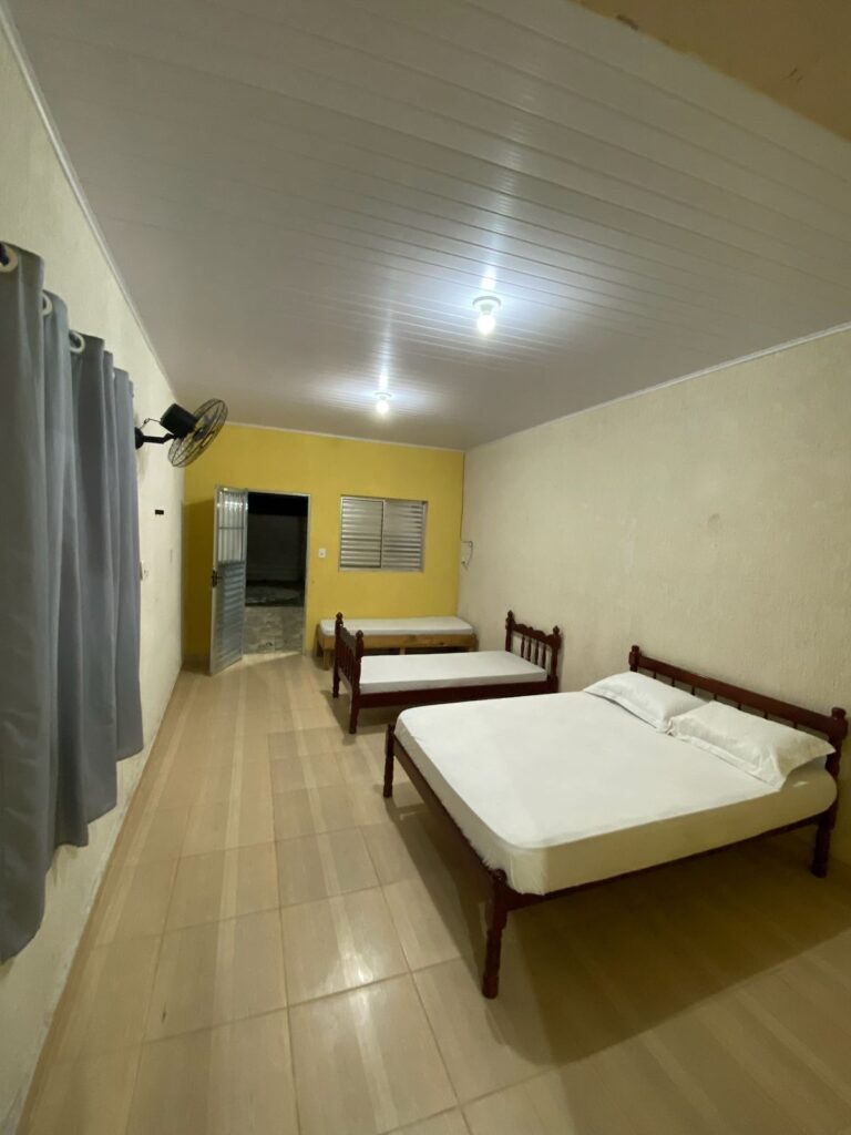Quarto para até 5 pessoas em pousada frente ao mar na Ilha Comprida, com ambiente aconchegante e ideal para famílias