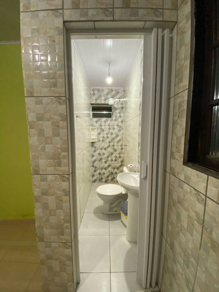 Banheiro privativo do Quarto 1, com ambiente funcional e bem organizado