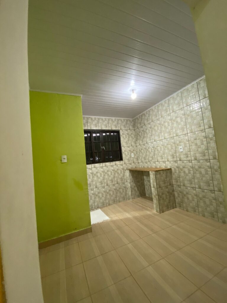 Área interna do Quarto 1 com espaço para apoio ou futura bancada em pousada frente ao mar na Ilha Comprida