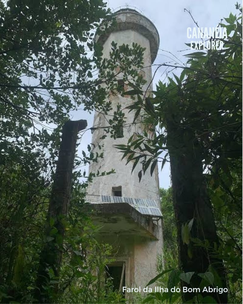 Farol da Ilha do Bom Abrigo. Um marco histórico da região, erguido em 1886